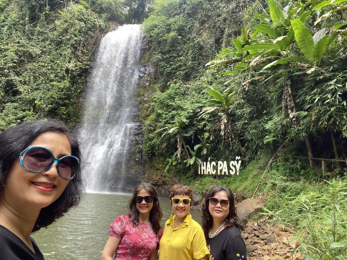 Theo chia sẻ của chị My Dung một thành viên trong nhóm, họ khởi hành trên chiếc xe 7 chỗ tự lái từ Hà Nội, cả nhóm đi theo cung đường từ Hà Nội đến Cà Mau theo đường Hồ Chí Minh, rồi lại từ Cà Mau trở về Hà Nội theo cung đường biển và quốc lộ 1A.