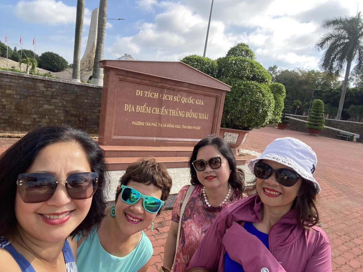 Theo chia sẻ của một thành viên trong nhóm xuyên Việt, họ đã chuẩn bị 35 bộ váy áo cho 35 ngày, chưa kể những ngày quan trọng phải check in áo dài, áo cờ đỏ sao vàng thì phải là 3 bộ 1 ngày.