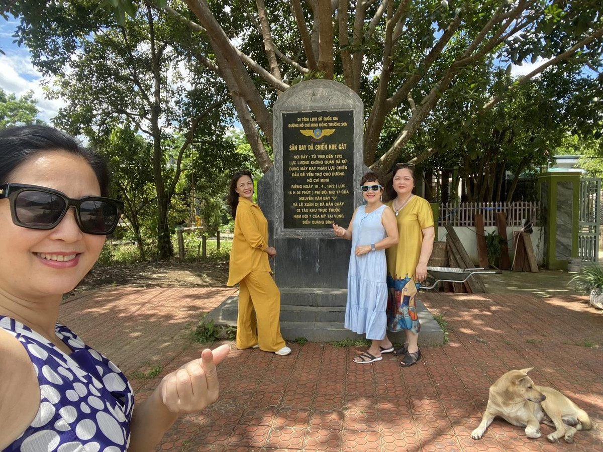 Dưới phần bình luận không ít các bạn trẻ thể hiện mong muốn được học hỏi, xin bí quyết đi du lịch xuyên Việt tự túc của "hội bạn già" U60 này.