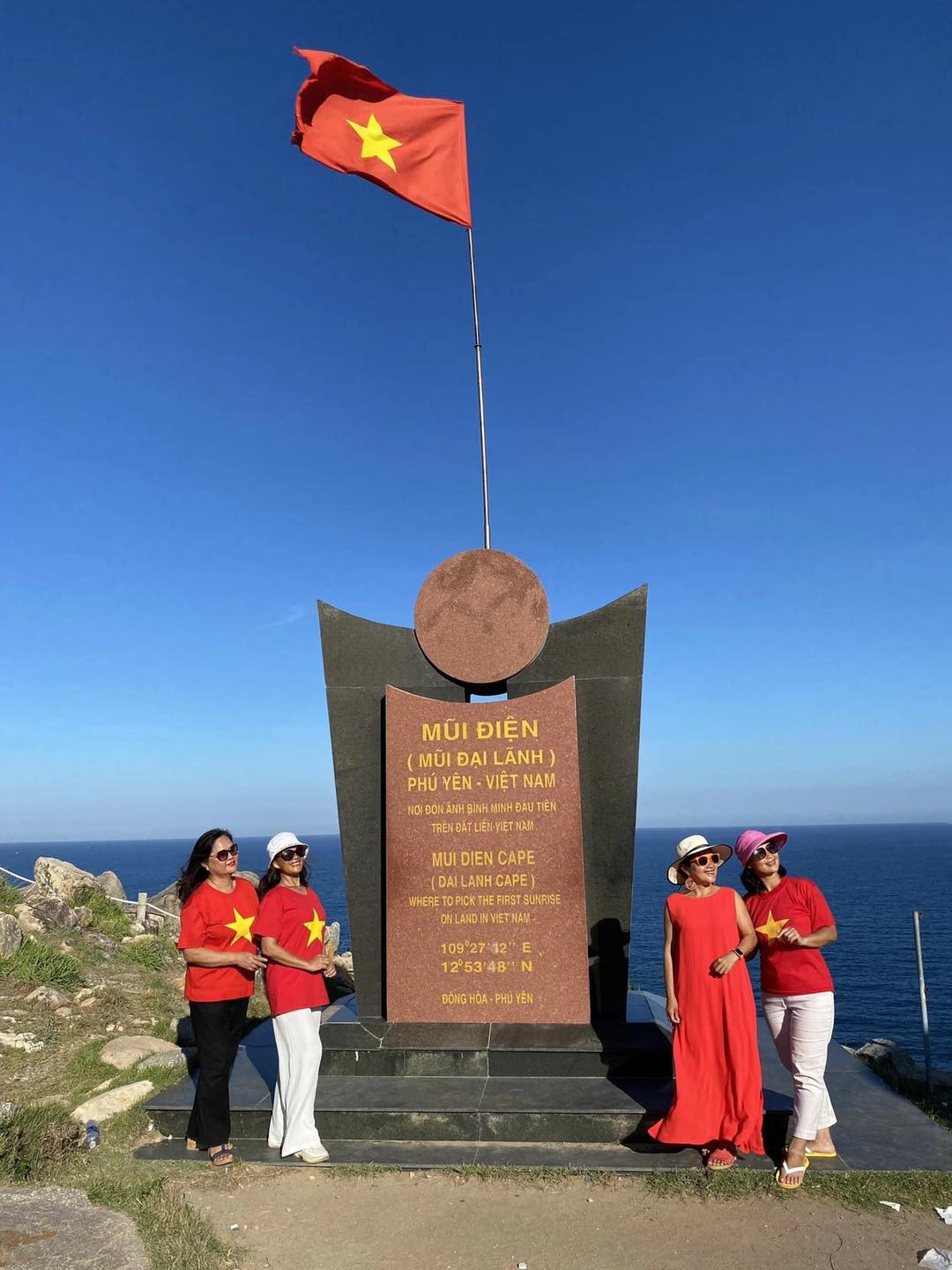 Trong nhóm có ba thành viên có thể lái xe, dự định ban đầu là cả ba sẽ thay nhau lái nhưng chị Lương Quỳnh Loan có nhiều kinh nghiệm nhất nên sau đó chị là người tự lái cả chuyến đi.