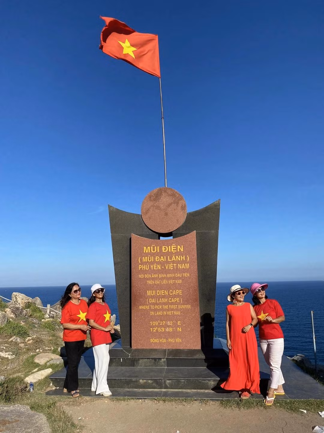 Trong nhóm có ba thành viên có thể lái xe, dự định ban đầu là cả ba sẽ thay nhau lái nhưng chị Lương Quỳnh Loan có nhiều kinh nghiệm nhất nên sau đó chị là người tự lái cả chuyến đi.