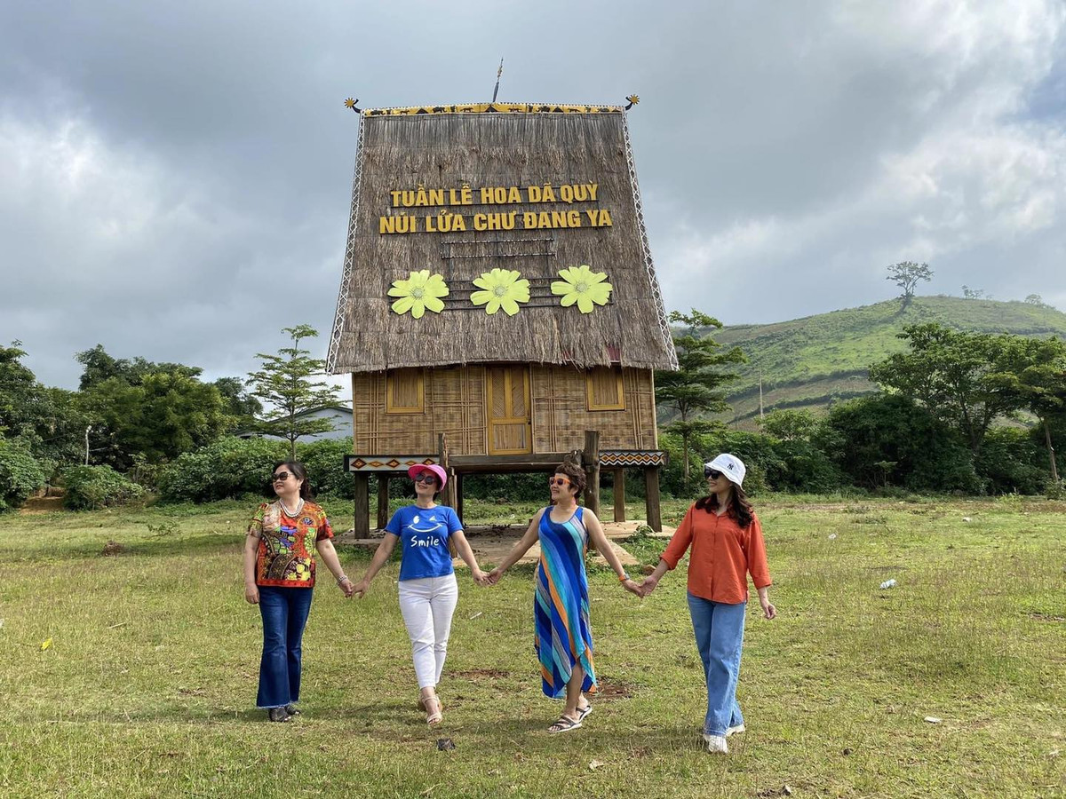 Check in tại 180 địa điểm dọc chuyến xuyên Việt, dù đã có những nơi họ từng đi đến 2-3 lần nhưng không một ai thấy nhàm chán, mọi người vẫn cảm thấy hào hứng thích thú và check-in nhiệt tình.
