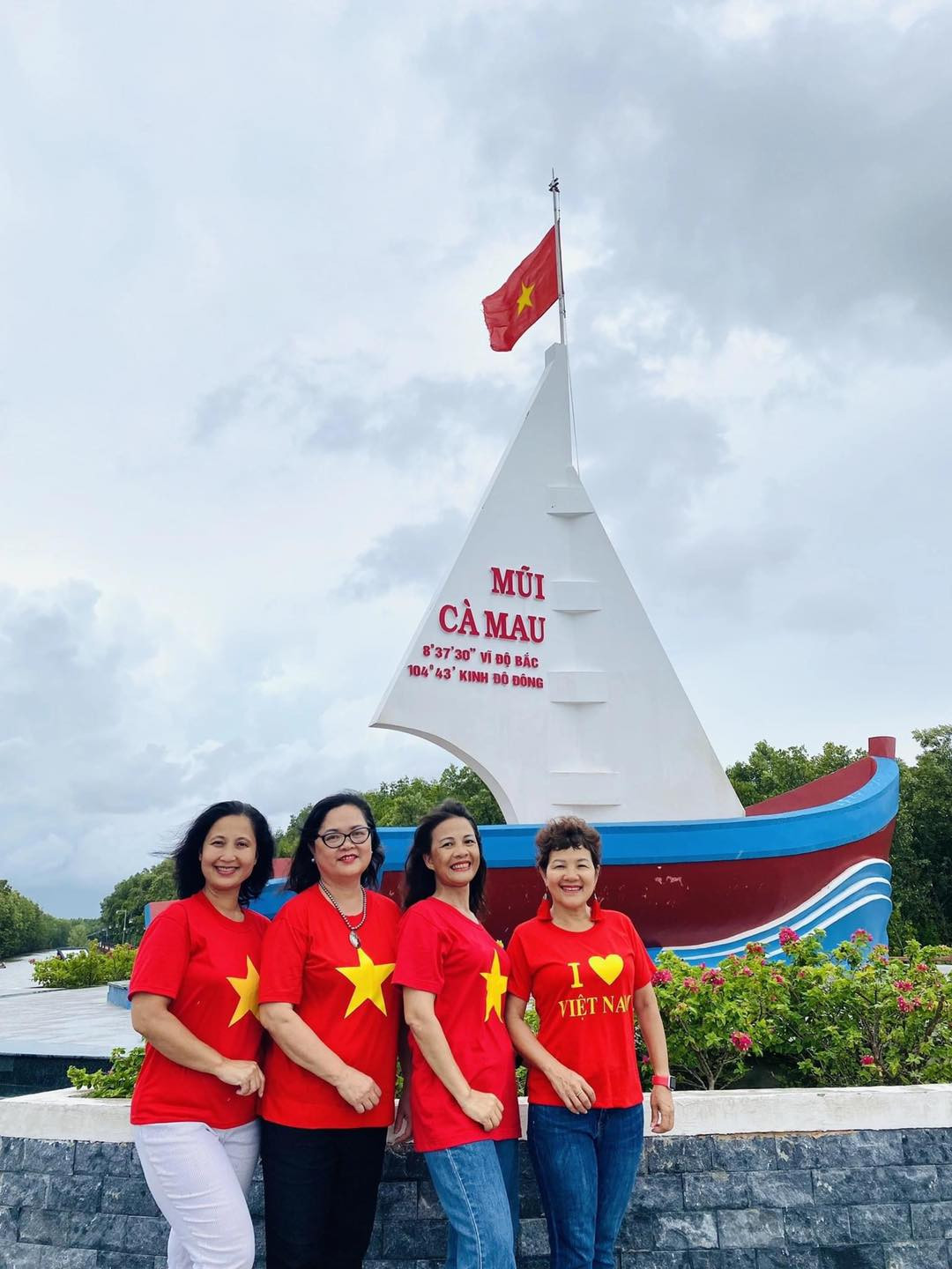 Vì là chuyến đi du lịch tự túc nên các thành viên U60 đã phân chia nhiệm vụ cụ thể cho từng người. Chị Loan phụ trách lái xe, check đường thì chị Bùi Cẩm Giang, kiêm luôn công tác hậu cần ăn nghỉ, chị My Dung là “giám đốc hình ảnh” chụp những bức ảnh check-in tuyệt đẹp cho mọi người, người còn lại là “điểm tựa tinh thần” cho các thành viên.