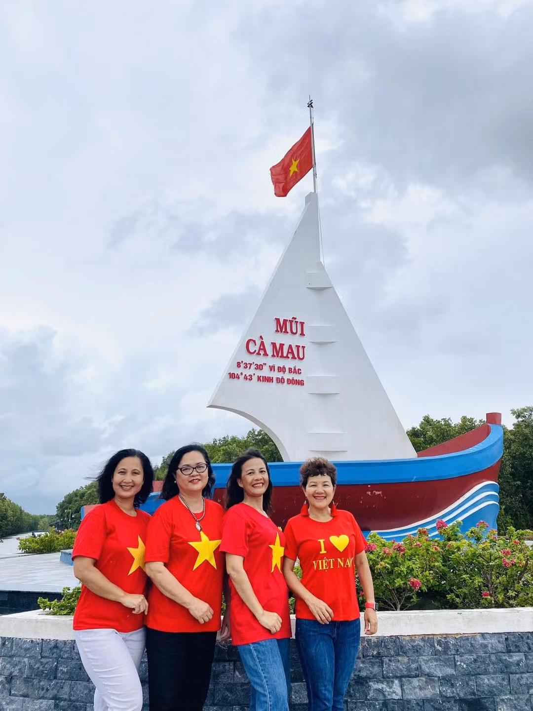 Vì là chuyến đi du lịch tự túc nên các thành viên U60 đã phân chia nhiệm vụ cụ thể cho từng người. Chị Loan phụ trách lái xe, check đường thì chị Bùi Cẩm Giang, kiêm luôn công tác hậu cần ăn nghỉ, chị My Dung là “giám đốc hình ảnh” chụp những bức ảnh check-in tuyệt đẹp cho mọi người, người còn lại là “điểm tựa tinh thần” cho các thành viên.