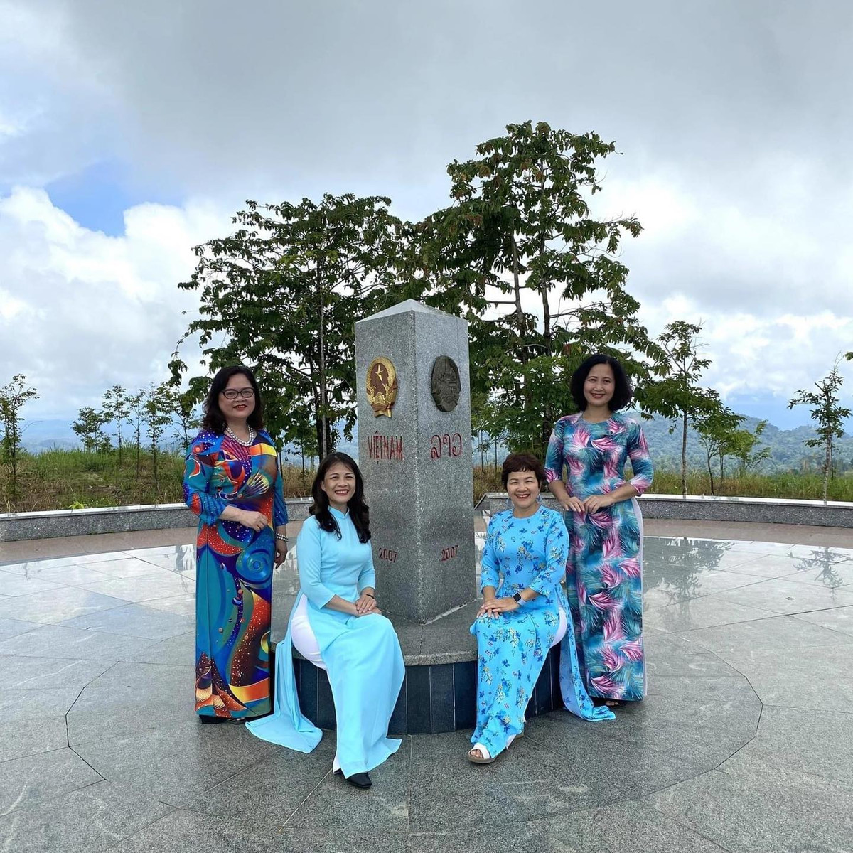 Mới đây mạng xã hội đặc biệt quan tâm đến chuyến du lịch xuyên Việt tự túc của hội chị em U60 với 35 ngày, đi qua 31 tỉnh thành, tự lái xe 6750 km, tiêu thụ hơn 1200 lít xăng qua bốn lần tăng giá, hơn 150 bộ trang phục, áo dài, áo cờ đỏ sao vàng, và check-in hơn 180 điểm.