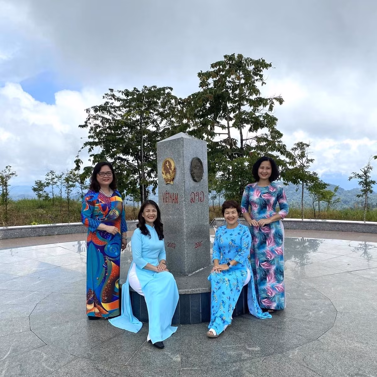 Mới đây mạng xã hội đặc biệt quan tâm đến chuyến du lịch xuyên Việt tự túc của hội chị em U60 với 35 ngày, đi qua 31 tỉnh thành, tự lái xe 6750 km, tiêu thụ hơn 1200 lít xăng qua bốn lần tăng giá, hơn 150 bộ trang phục, áo dài, áo cờ đỏ sao vàng, và check-in hơn 180 điểm.