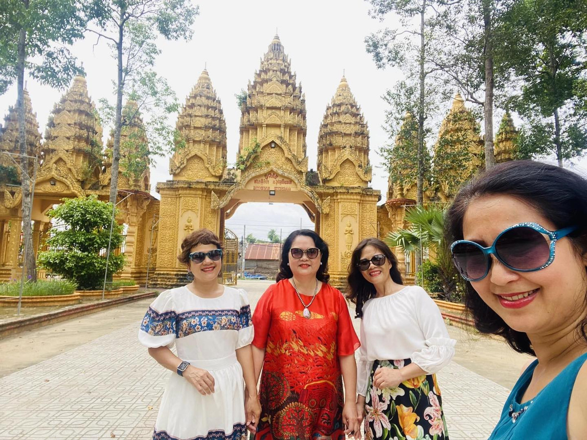 Hành trình xuyên Việt tự túc của nhóm bạn U60 đã khiến cả cõi mạng trầm trồ nể phục, loạt khoảnh khắc của họ sau khi chia sẻ lên MXH đã thu về lượng tương tác cực lớn.