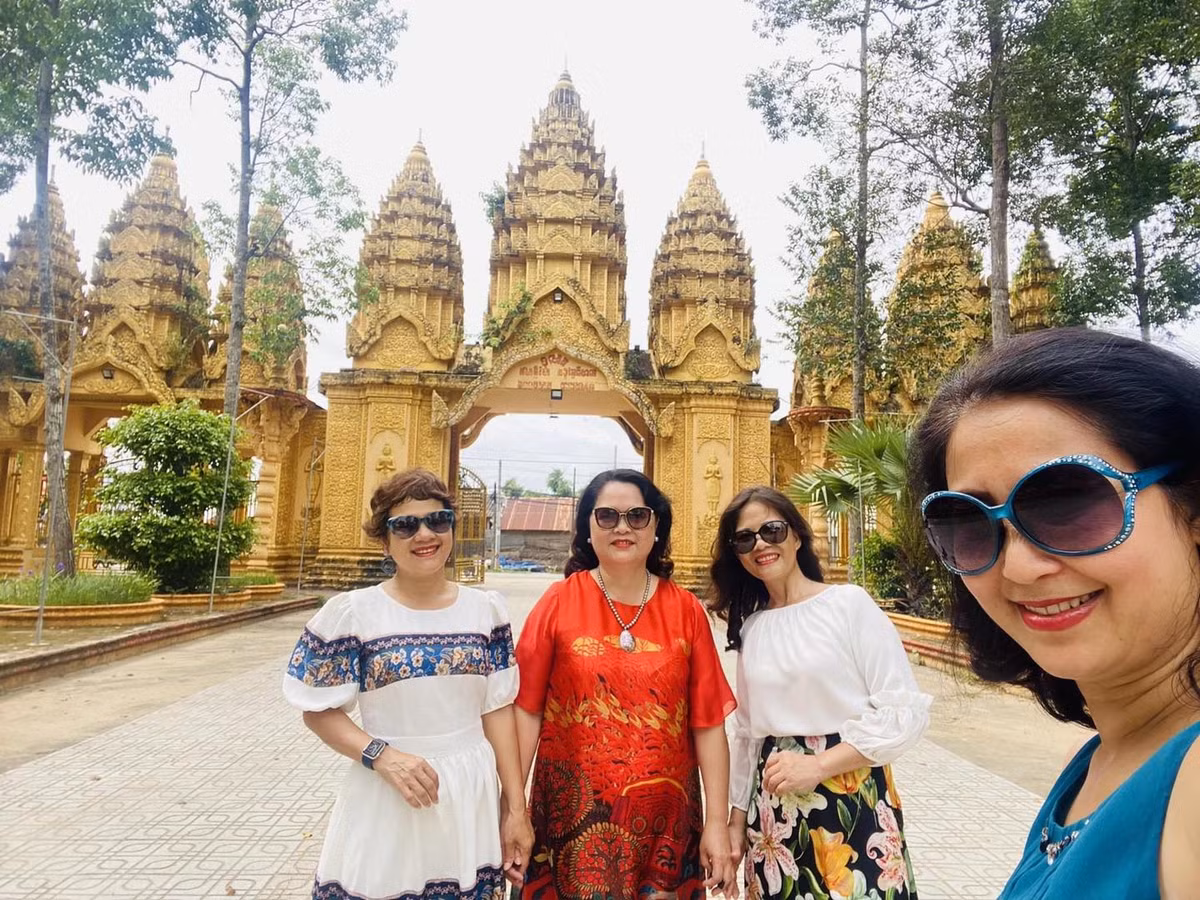 Hành trình xuyên Việt tự túc của nhóm bạn U60 đã khiến cả cõi mạng trầm trồ nể phục, loạt khoảnh khắc của họ sau khi chia sẻ lên MXH đã thu về lượng tương tác cực lớn.