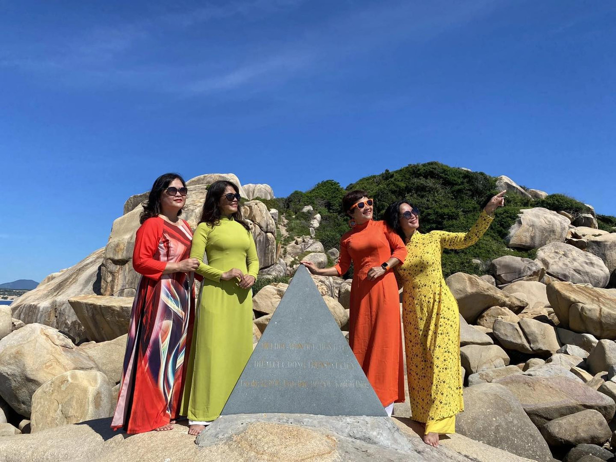 Ngoài các địa điểm check in nổi tiếng, họ còn đến rất nhiều những khu di tích lịch sử và nghĩa trang liệt sỹ.