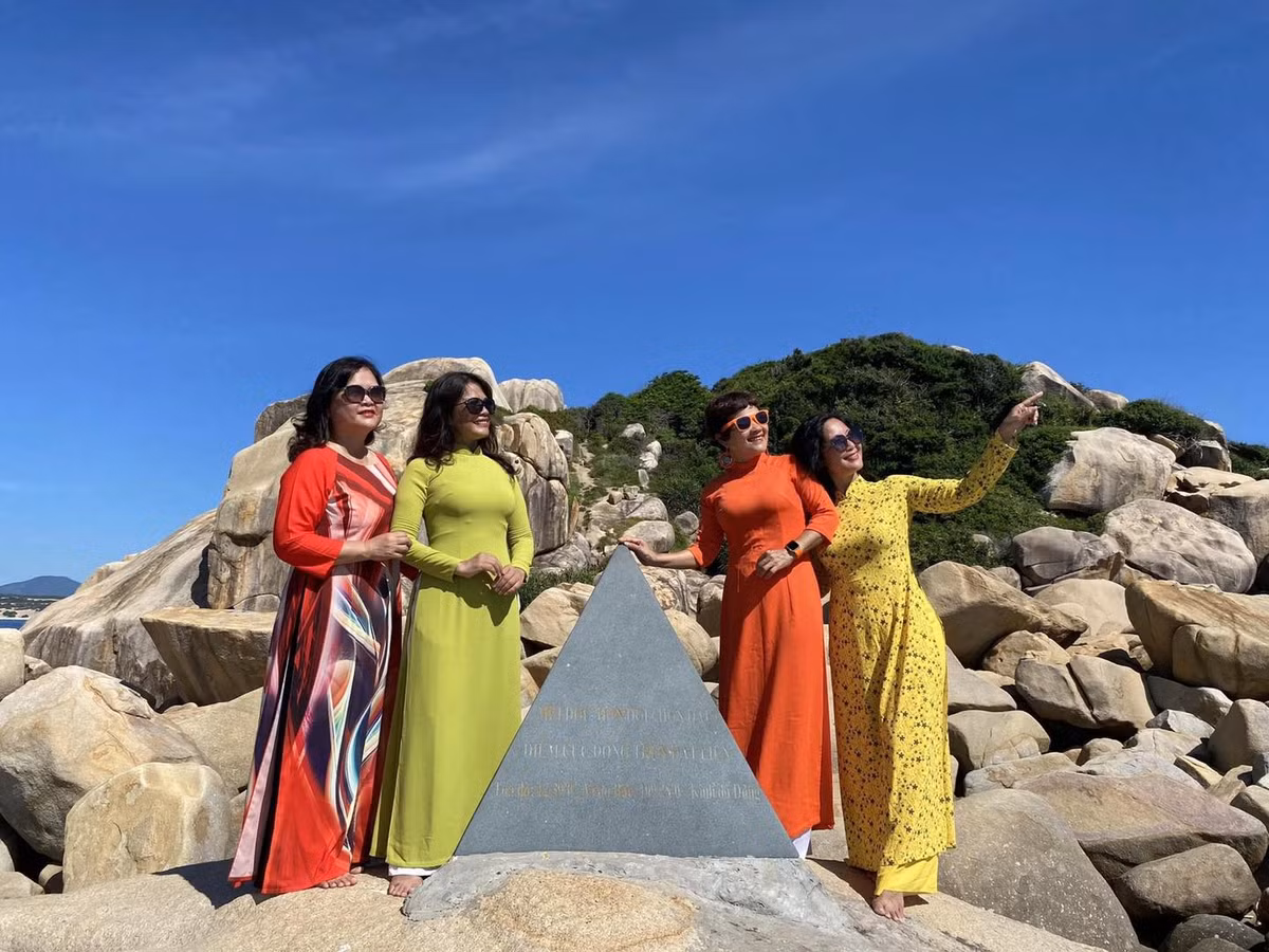 Ngoài các địa điểm check in nổi tiếng, họ còn đến rất nhiều những khu di tích lịch sử và nghĩa trang liệt sỹ.