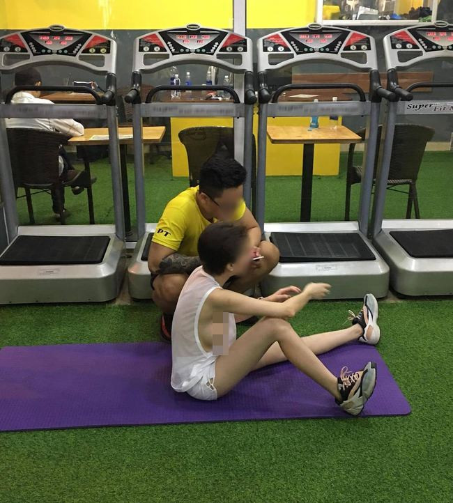 Dù có đôi phòng tập gym có điều hòa nhưng tình trạng nóng bức hừng hực cũng không thể tránh khỏi. Do đó, nhiều chị em thường có xu hướng "cởi" bớt cho mát mẻ.