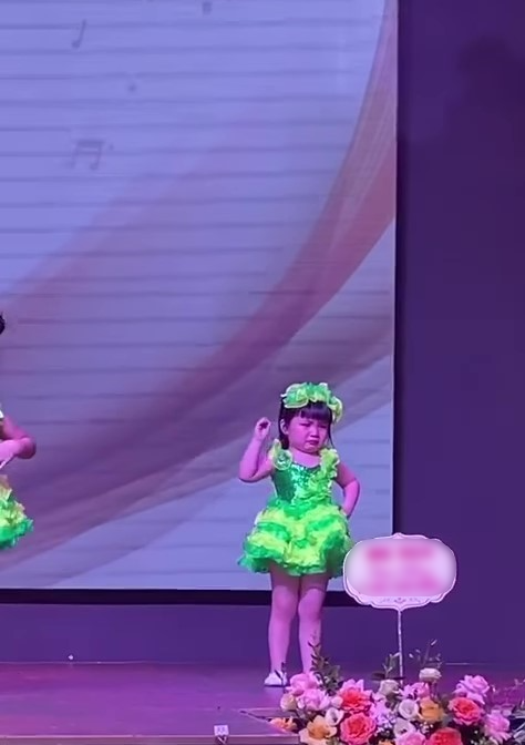 Không biết con mình làm sao vì mới hôm tổng duyệt, bé vẫn còn hoàn thành bài diễn khá tốt. Ngay lập tức, mẹ của bé đã tiến về phía sân khấu để cổ vũ tinh thần cho con. Thế nhưng, hóa ra nguyên nhân lại bắt nguồn từ 2 chiếc nhẫn. Ảnh: Cắt ra từ clip