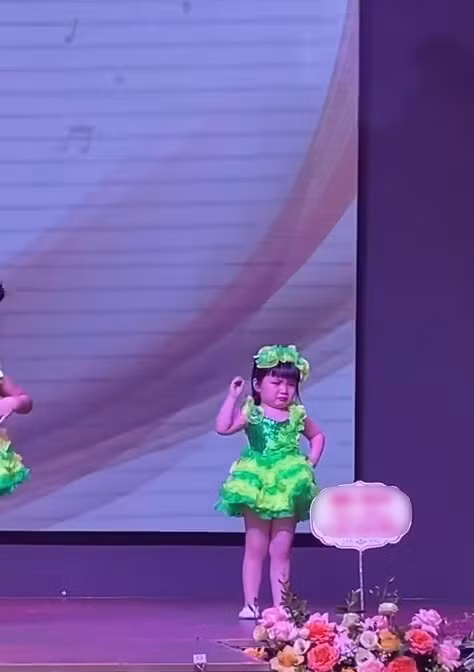 Không biết con mình làm sao vì mới hôm tổng duyệt, bé vẫn còn hoàn thành bài diễn khá tốt. Ngay lập tức, mẹ của bé đã tiến về phía sân khấu để cổ vũ tinh thần cho con. Thế nhưng, hóa ra nguyên nhân lại bắt nguồn từ 2 chiếc nhẫn. Ảnh: Cắt ra từ clip