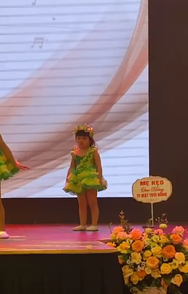 Thậm chí, một số người còn cho biết mình đã hoàn toàn “tan chảy” trước sự đáng yêu của cô nhóc này. Ảnh: Phương Thảo