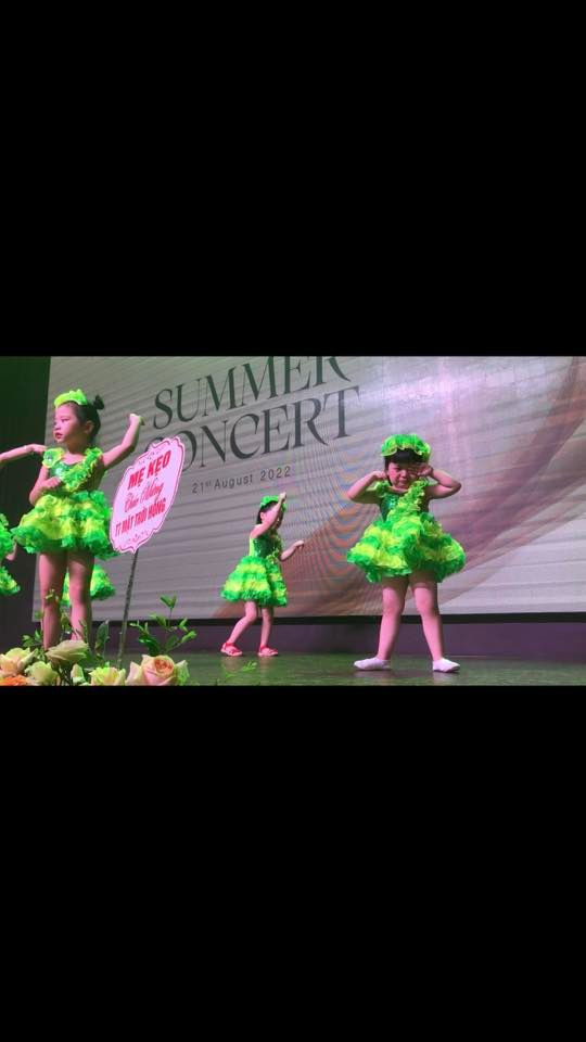 Mẹ của cô bé cũng chia sẻ thêm bình thường ở nhà bé khá hoạt ngôn nhưng ra ngoài gặp người lạ lại khá nhút nhát nên mới quyết định đăng ký lớp học múa cho con để con tự tin, mạnh dạn hơn. Ảnh: Phương Thảo