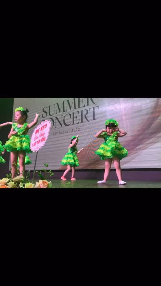 Mẹ của cô bé cũng chia sẻ thêm bình thường ở nhà bé khá hoạt ngôn nhưng ra ngoài gặp người lạ lại khá nhút nhát nên mới quyết định đăng ký lớp học múa cho con để con tự tin, mạnh dạn hơn. Ảnh: Phương Thảo