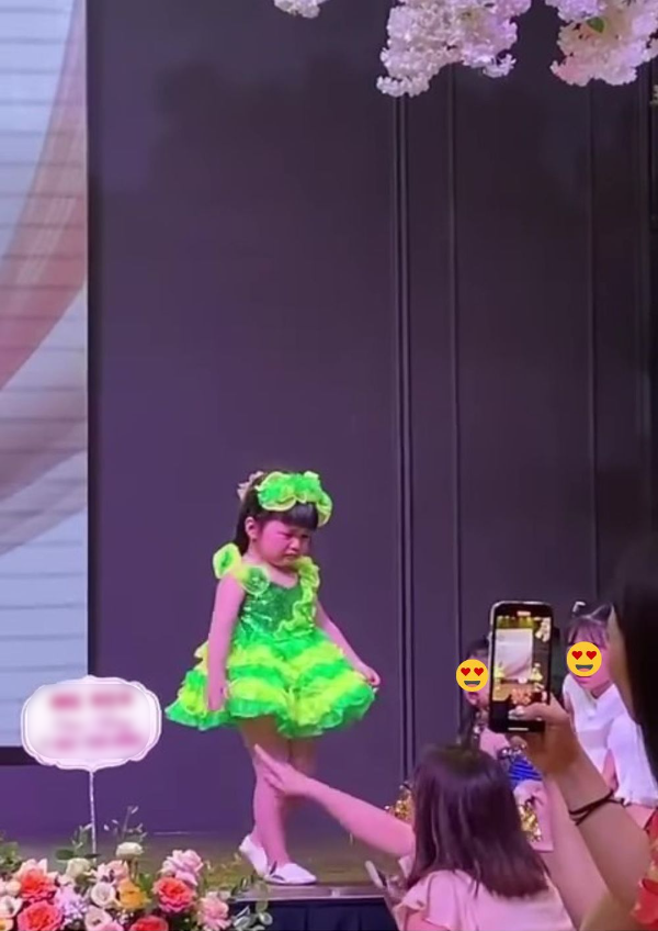 Theo chị Phương Thảo mẹ của cô bé chia sẻ, cô bé vì muốn bố cầm giúp 2 chiếc nhẫn để có thể tập trung múa nhưng gọi mãi chẳng ai nghe thấy nên đã bất lực mà òa khóc ngay trên sân khấu. Ảnh: Cắt ra từ clip