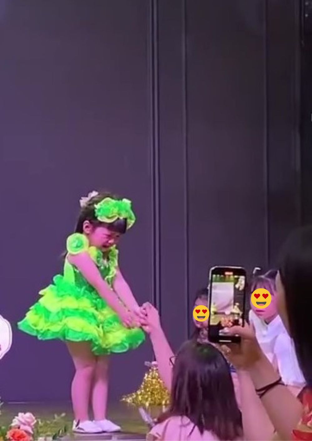 Thay vì múa như các bạn thì cô bé lại bật khóc nức nở trên sân khấu. Hình ảnh đáng yêu này khiến không ít người xem vừa thương vừa buồn cười. Ảnh: Cắt ra từ clip