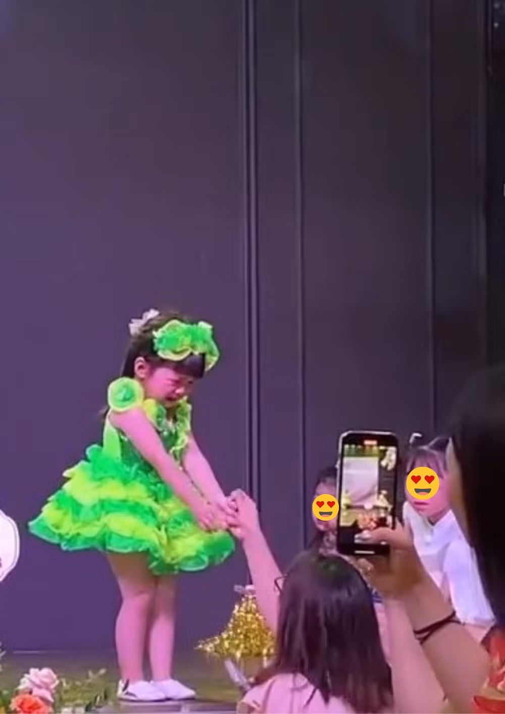 Thay vì múa như các bạn thì cô bé lại bật khóc nức nở trên sân khấu. Hình ảnh đáng yêu này khiến không ít người xem vừa thương vừa buồn cười. Ảnh: Cắt ra từ clip