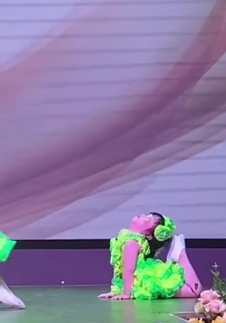 Sau khi gửi gắm cho mẹ, cô bé đã yên tâm quay lại sân khấu và hoàn thành bài múa của mình dù vẫn đang còn đang khóc thút thít. Ảnh: Cắt ra từ clip