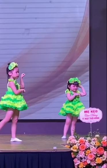 Dù vừa khóc xong nhưng cô bé vẫn nhanh chóng bắt nhịp cùng các bạn diễn, hoàn thành xuất sắc tiết mục. Ảnh: Cắt ra từ clip