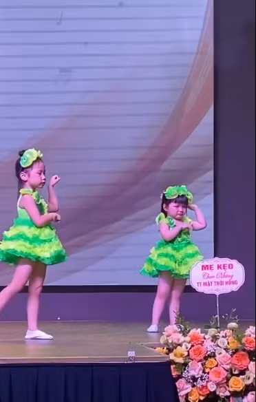 Dù vừa khóc xong nhưng cô bé vẫn nhanh chóng bắt nhịp cùng các bạn diễn, hoàn thành xuất sắc tiết mục. Ảnh: Cắt ra từ clip