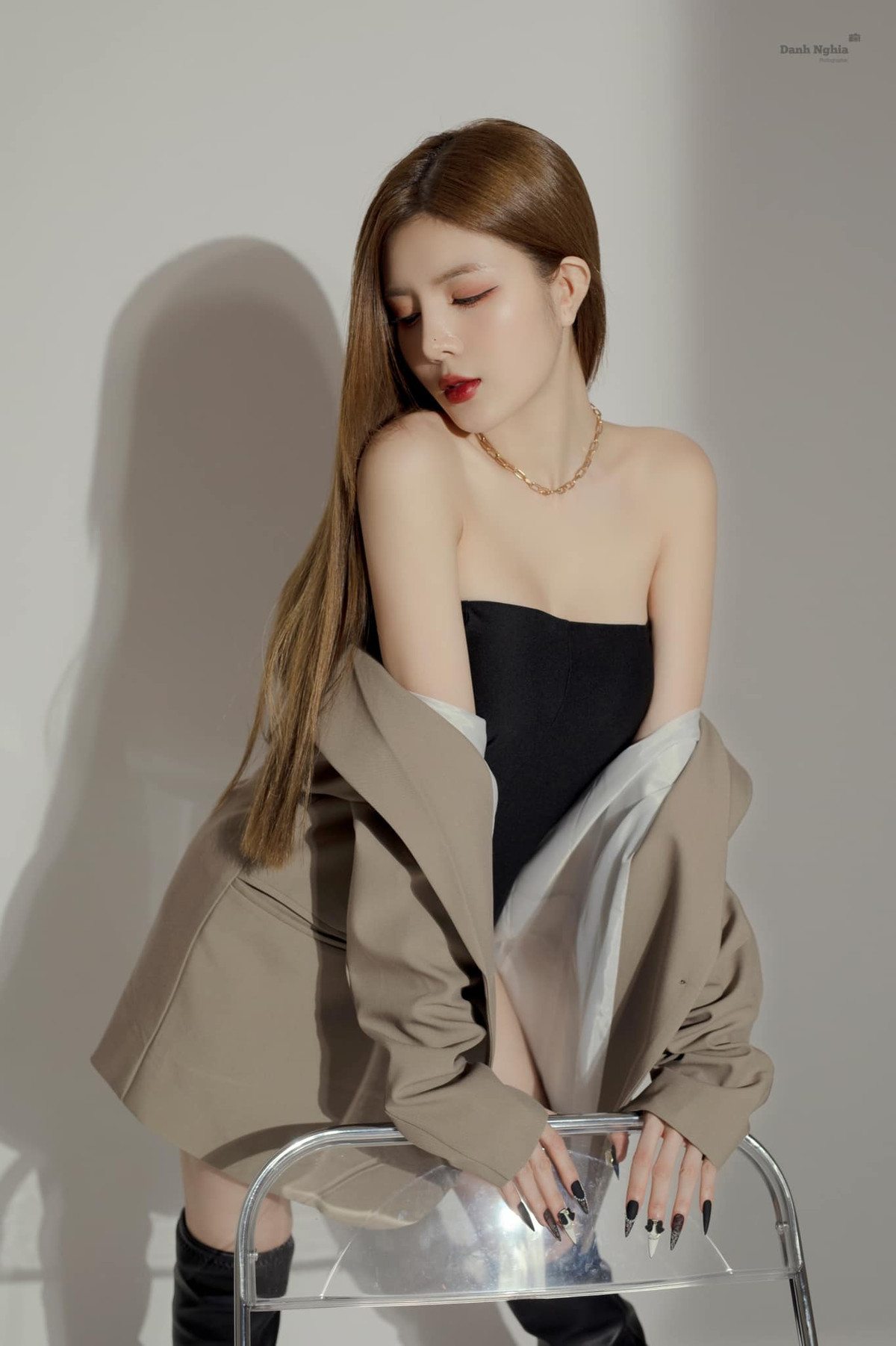 Trước đây, Lilly Luta bất ngờ có 1 cuộc đại phẫu thuật thẩm mỹ gồm nâng mũi, cắt mí, thu gọn hàm thậm chí là... nâng ngực để có được ngoại hình hoàn hảo hơn.