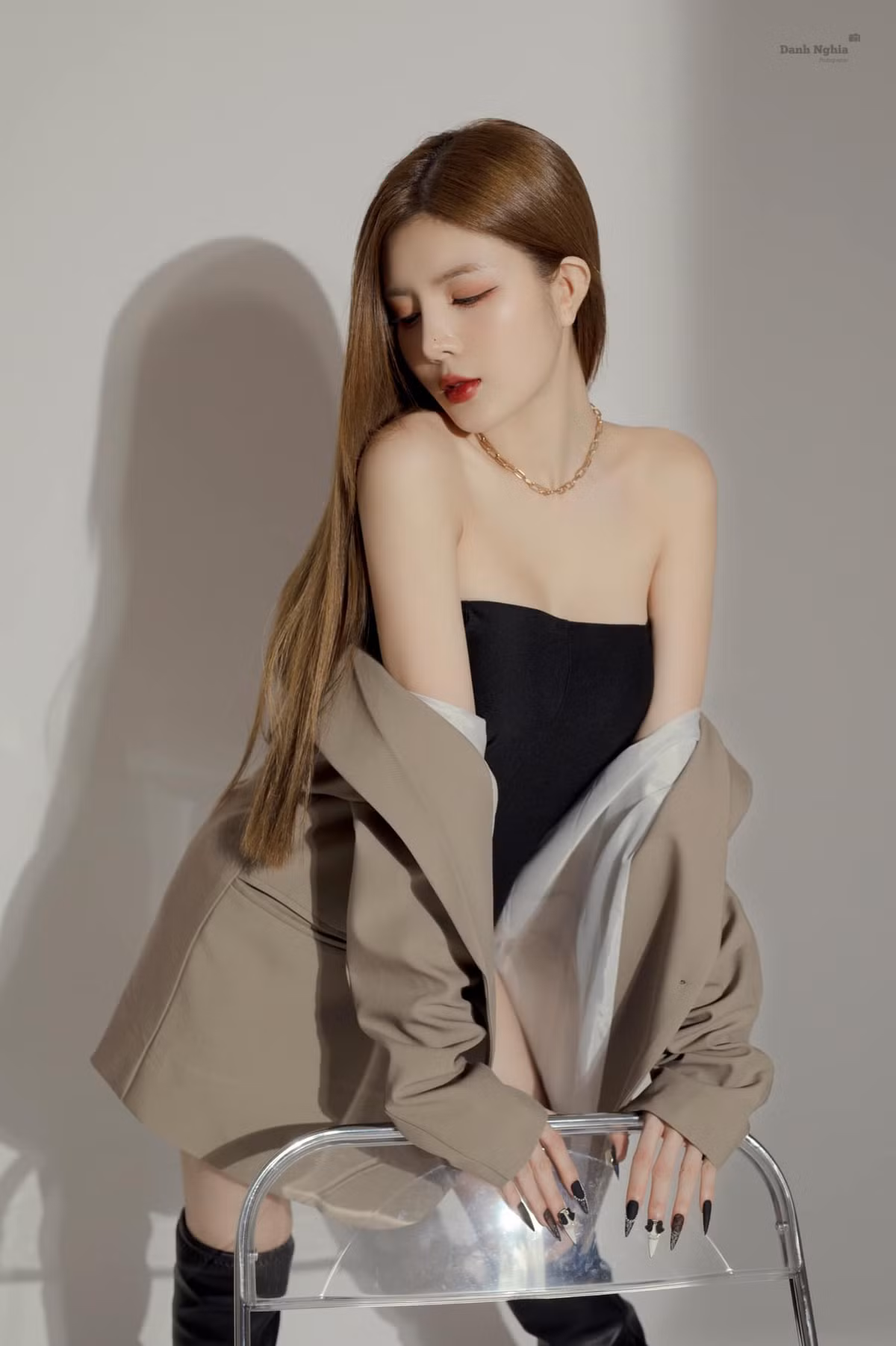 Trước đây, Lilly Luta bất ngờ có 1 cuộc đại phẫu thuật thẩm mỹ gồm nâng mũi, cắt mí, thu gọn hàm thậm chí là... nâng ngực để có được ngoại hình hoàn hảo hơn.