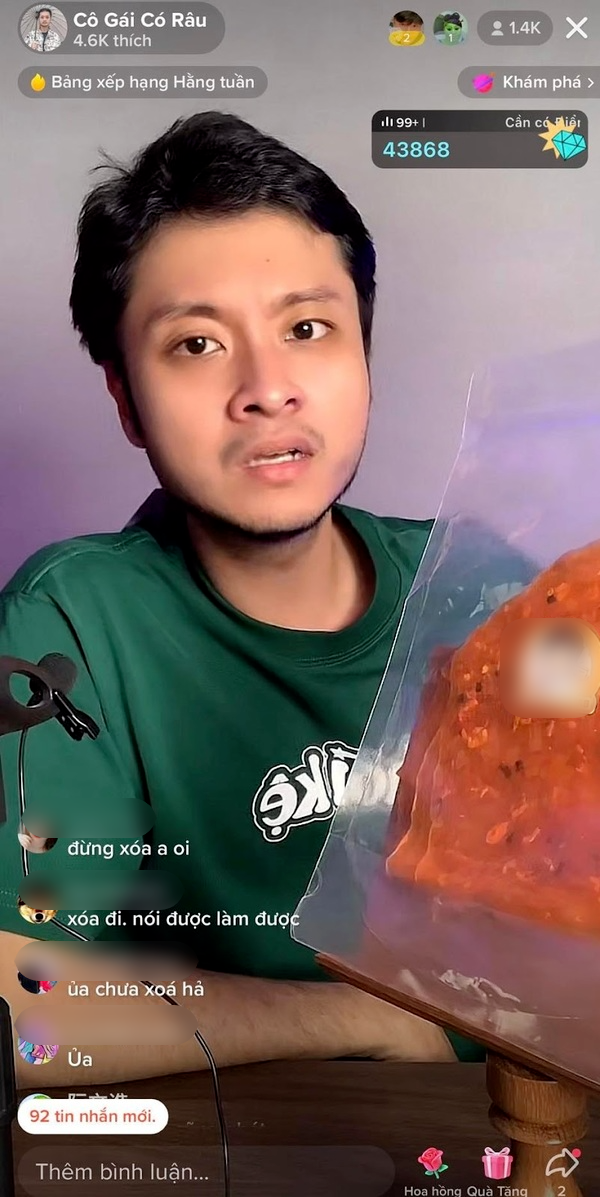 Thế nhưng, chỉ một ngày sau thông báo trên, tối 19/8, TikToker review này bất ngờ livestream review bánh tráng bơ.