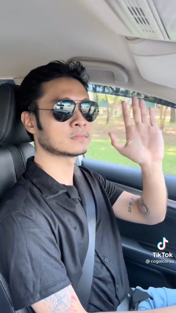 Mọi người liên tục hỏi anh chàng TikToker tại sao chưa xóa kênh khi trước đó đã thông báo.