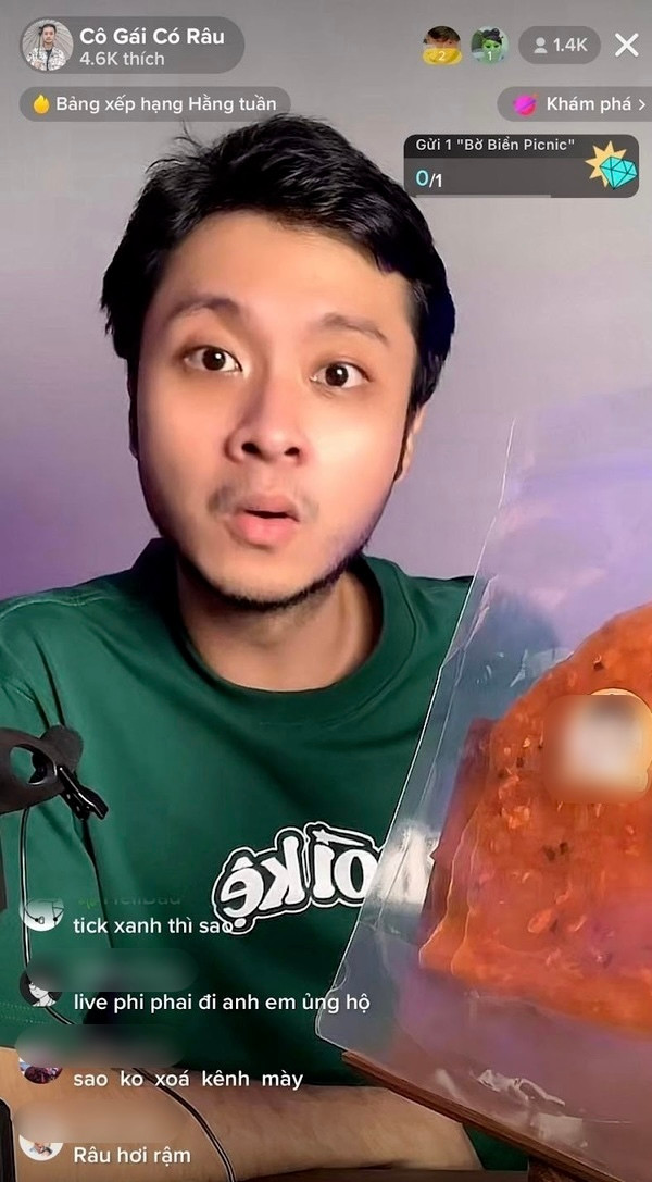 Ngay khi vừa mở livestream, video của anh đã thu hút hơn một nghìn người xem.