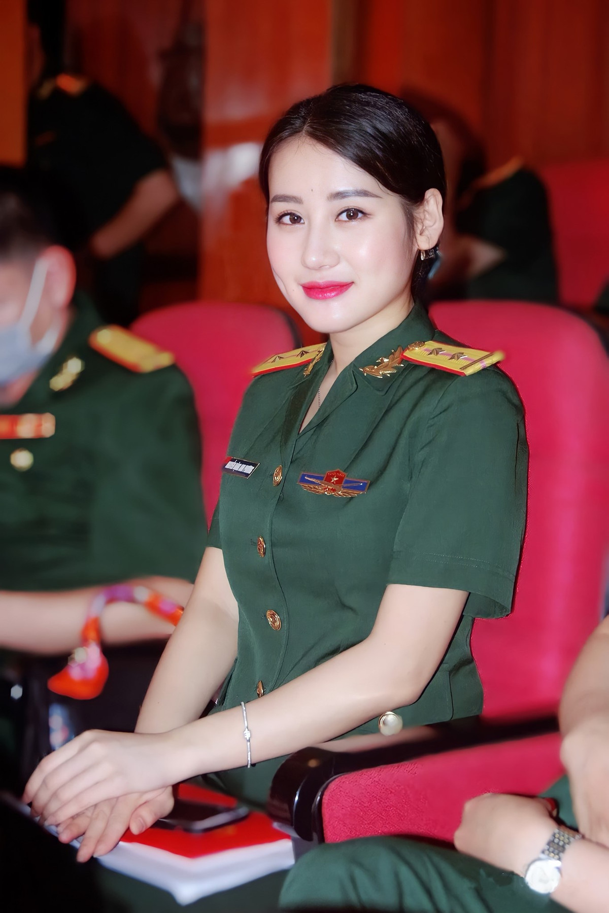 Nguyễn Đặng Anh Phương cũng là hot girl quân nhân từng nổi đình đám trên MXH. Cô gái sinh năm 1995 hiện đang giữ cấp bậc Trung úy và thuộc biên chế của Nhà hát kịch nói Quân đội.