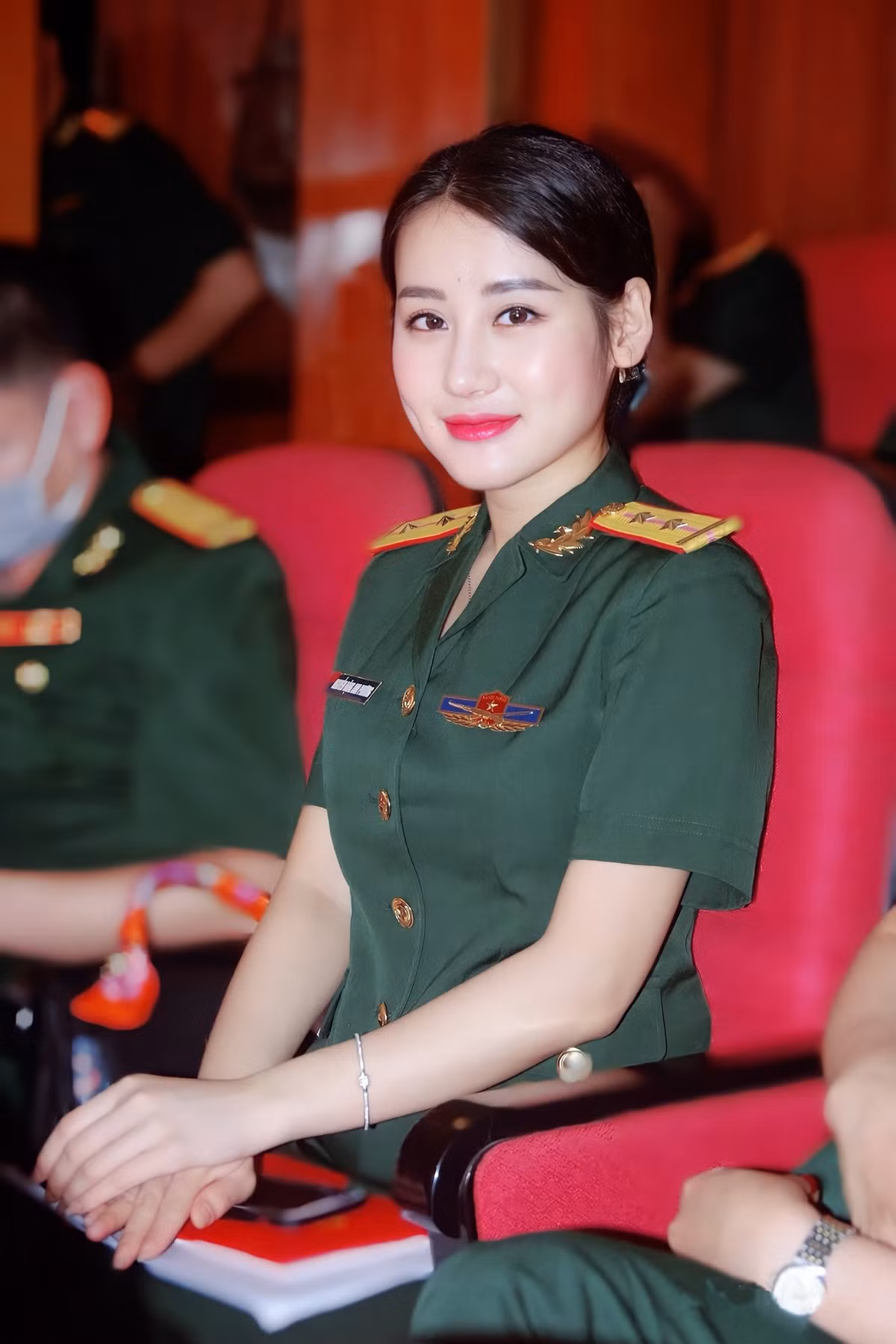 Nguyễn Đặng Anh Phương cũng là hot girl quân nhân từng nổi đình đám trên MXH. Cô gái sinh năm 1995 hiện đang giữ cấp bậc Trung úy và thuộc biên chế của Nhà hát kịch nói Quân đội.