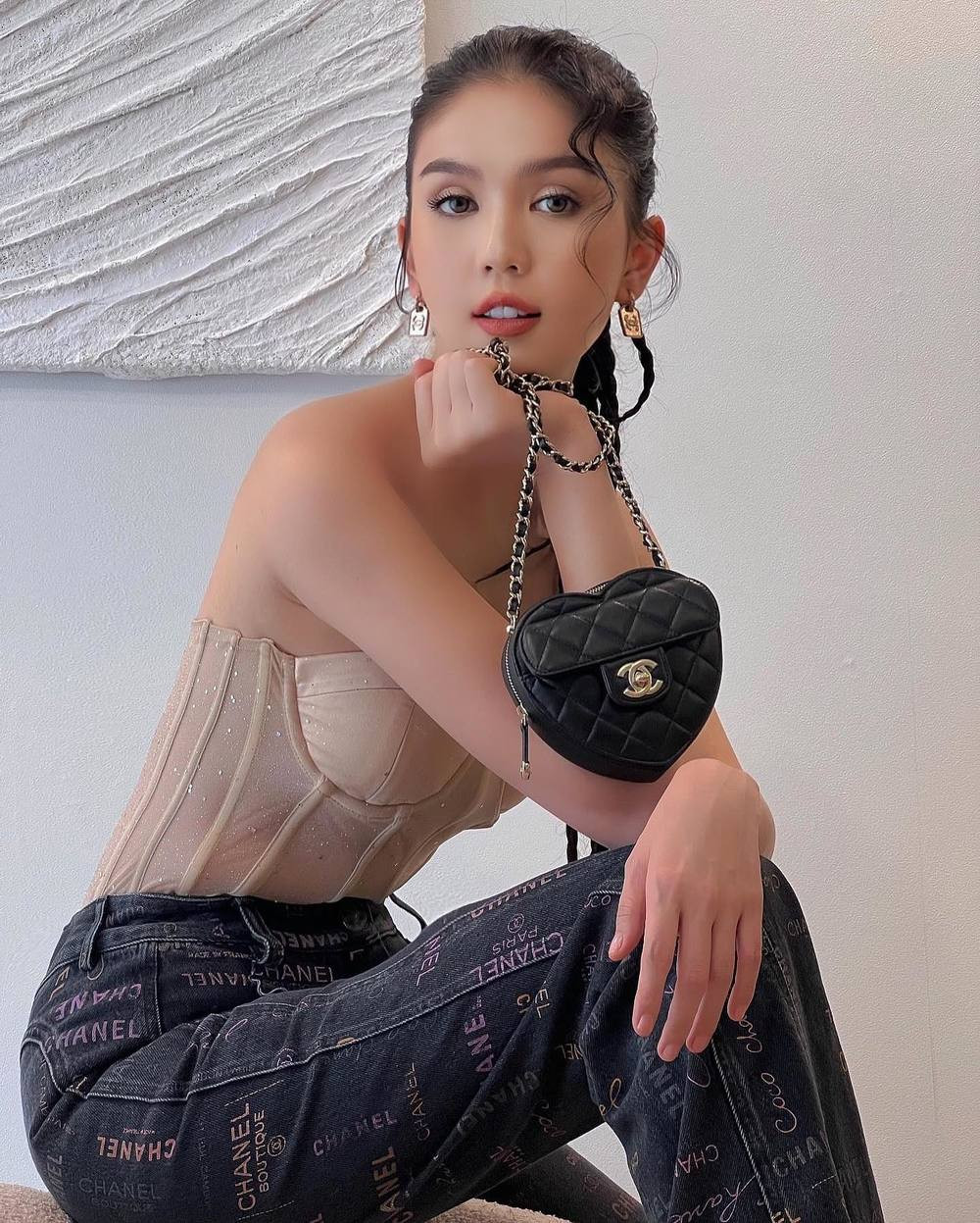 Nhiều lần bị soi ngoại hình, song người đẹp lại nhận được nhiều lời khen trước nhan sắc đẹp qua thời gian.