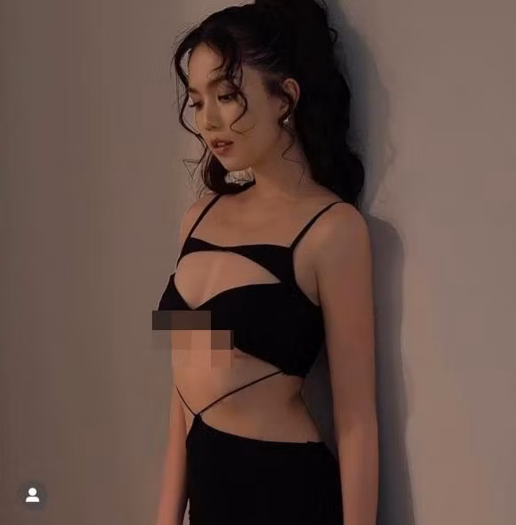 Thả dáng trong trang phục gợi cảm, Ngọc Trinh "đốt mắt" người nhìn bởi hình thể mảnh mai và đường cong nóng bỏng.