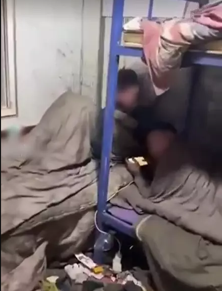 Cư dân mạng mới đây thi nhau chia sẻ đoạn clip ghi lại cảnh 3 chàng thanh niên thản nhiên nằm chơi trong căn phòng ngập rác.