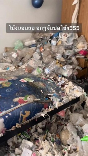 Căn phòng ngày nào được bàn giao với diện tích trống trải thoáng mát nay ngập đầy trong rác.