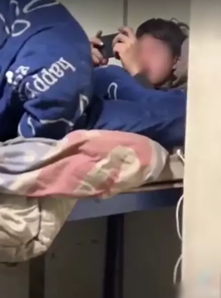 Theo đoạn clip ghi lại, không chỉ 1 mà có đến 3 chàng trai mặt mũi sáng sủa đang nằm trên giường, cảnh tượng này khiến nhiều người hãi hùng về độ ở bẩn có "số má" của cả 3 người.