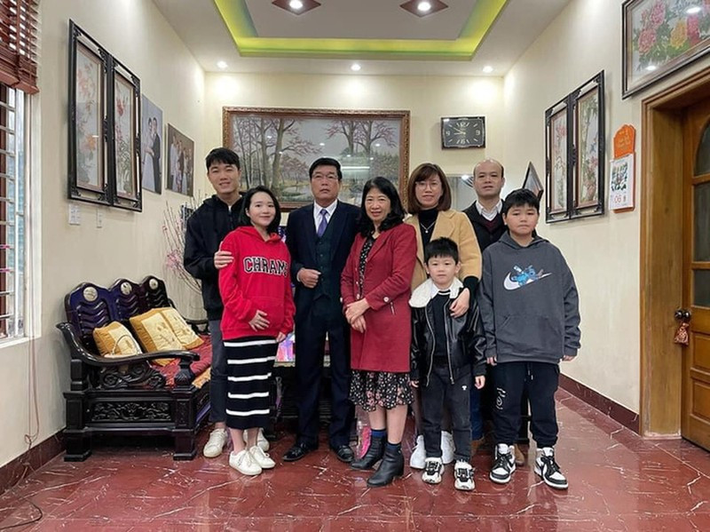 Cách bế của tiền vệ Lương Xuân Trường vẫn được đánh giá là chuẩn chỉ. Anh nhận về nhiều lời khen trong lần đầu tiên làm bố bỉm sữa.