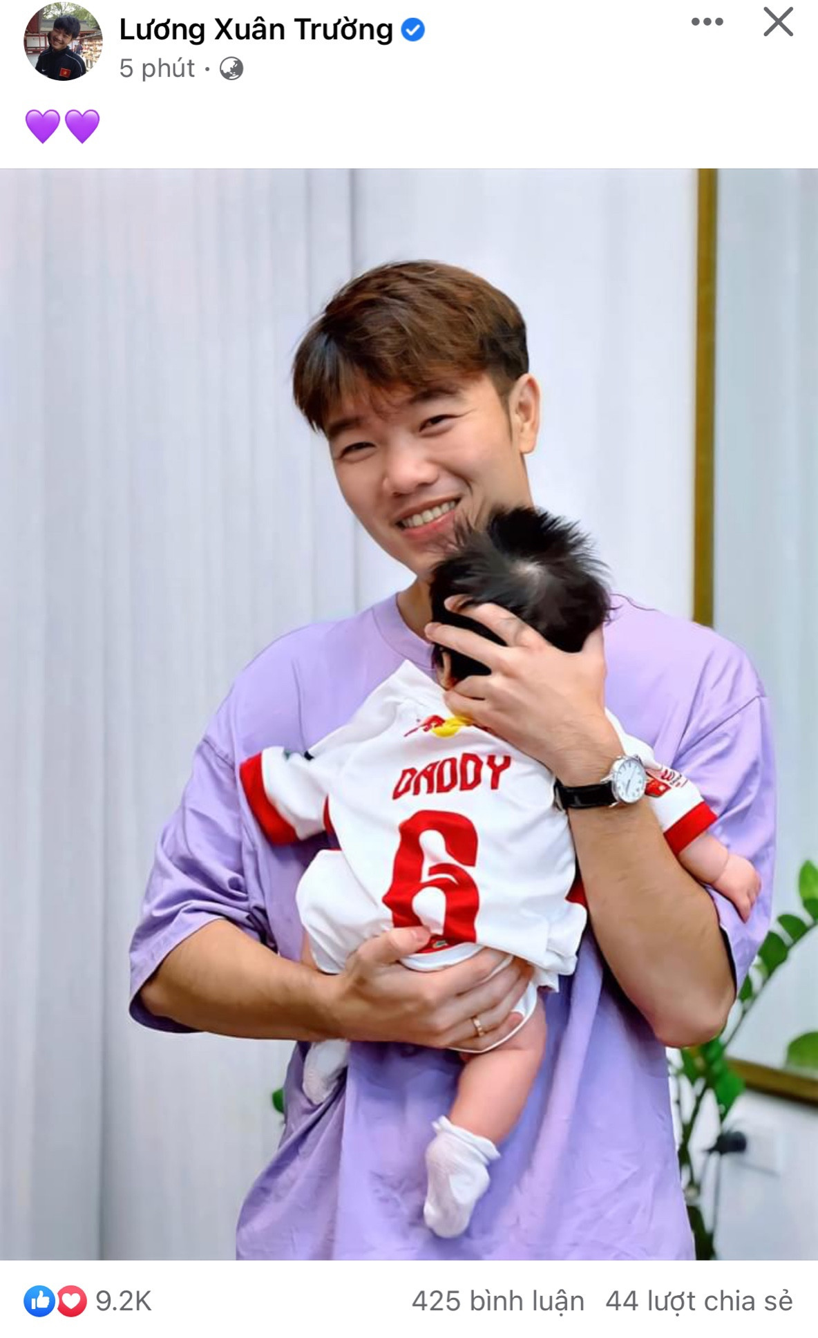 Trên trang Facebook cá nhân, Lương Xuân Trường gây bất ngờ lớn khi đăng tải hình ảnh cùng con gái đầu lòng. Trong ảnh, Xuân Trường để con gái tựa vào ngực mình và cười tít mắt.