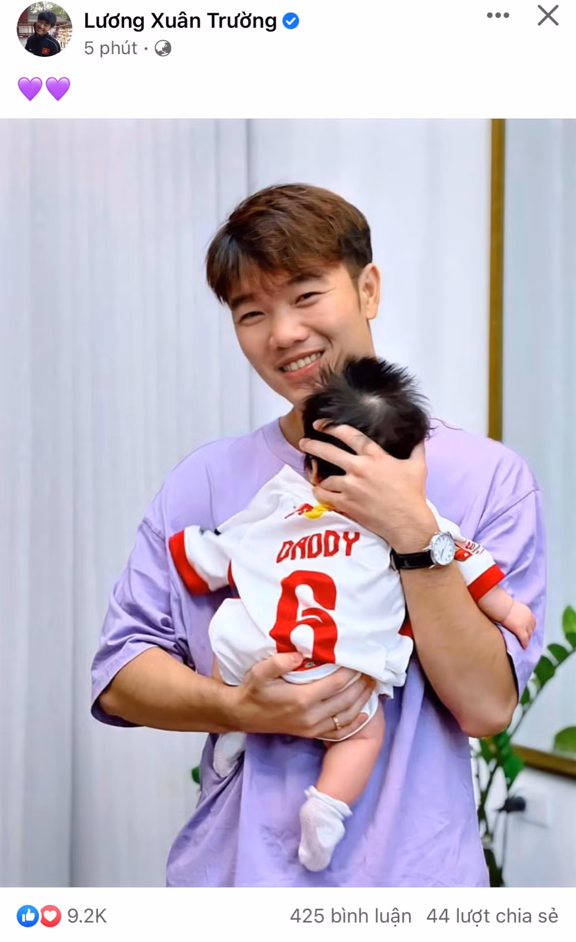 Trên trang Facebook cá nhân, Lương Xuân Trường gây bất ngờ lớn khi đăng tải hình ảnh cùng con gái đầu lòng. Trong ảnh, Xuân Trường để con gái tựa vào ngực mình và cười tít mắt.
