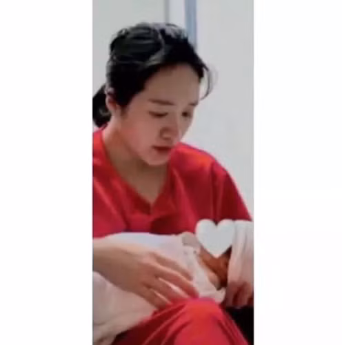 Xuân Trường không chia sẻ bất kỳ điều gì về tấm ảnh này, mà chỉ đính kèm 2 biểu tượng trái tim màu tím - giống với màu áo mà anh đang mặc.