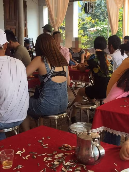 Không chỉ ăn mặc quá lồng lộn, nhiều cô gái còn lựa chọn trang phục hở hang, kém tinh tế cũng gây nhức mắt người nhìn. Ảnh: Tổng hợp