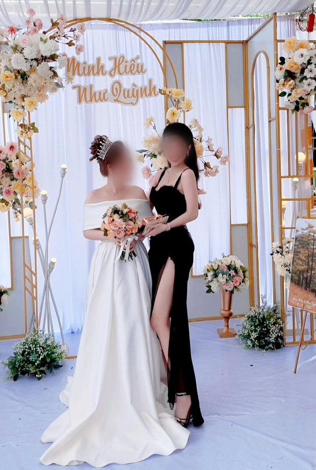 Thế nhưng, điều gây tranh cãi chính là Tiểu Băng diện thiết kế này để đi đám cưới cô bạn thân thiết của mình. Rất nhiều ý kiến cho rằng cô nàng lựa chọn trang phục chưa phù hợp, dìm hàng cô dâu.