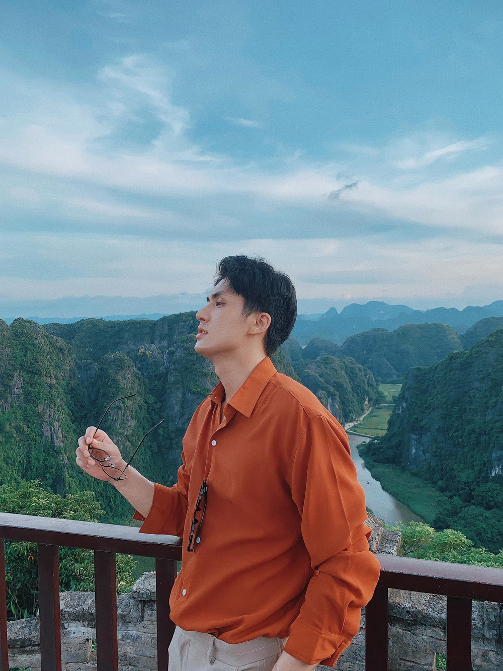 Nổi tiếng chỉ sau 1 đêm và hiện giờ sức hút của người thầy giáo đẹp trai này vẫn không hề giảm sút.