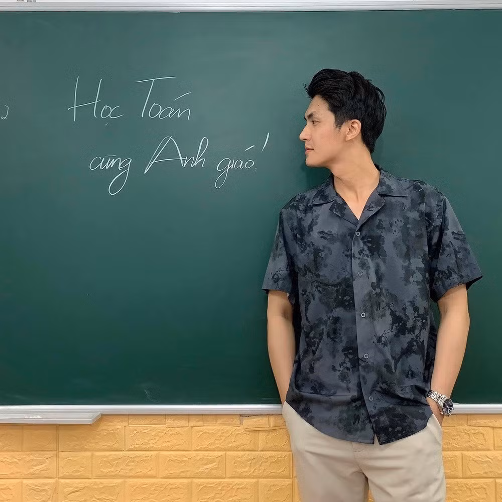 Anh từng không ít lần khoe hình ảnh được đứng trên các sân khấu lớn, lên cả truyền hình để dẫn chương trình.