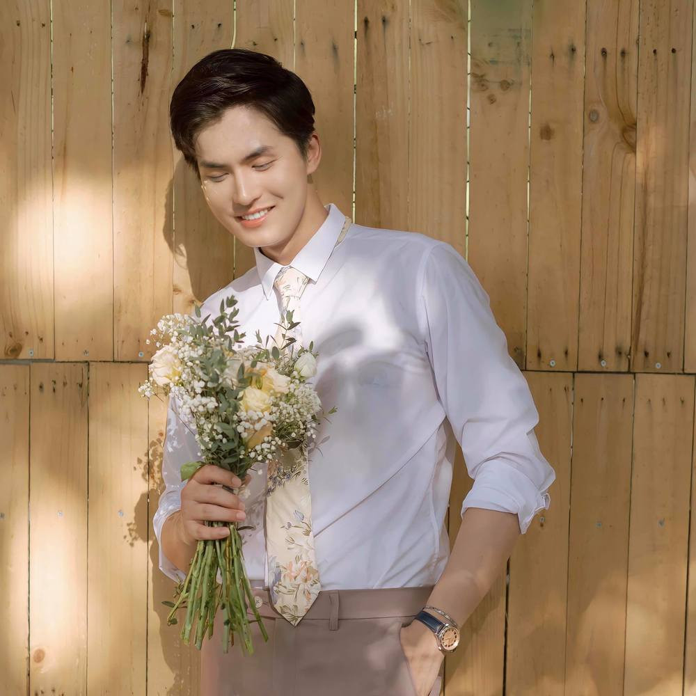 Các video dạy trực tuyến của thầy giáo 9x ngày một thưa thớt, thậm chí một thời gian dài gần đây là gần như không có. Thay vào đó, anh duy trì việc livestream dạy học thông qua các group đã lập mà không thu bất kì lợi nhuận nào.