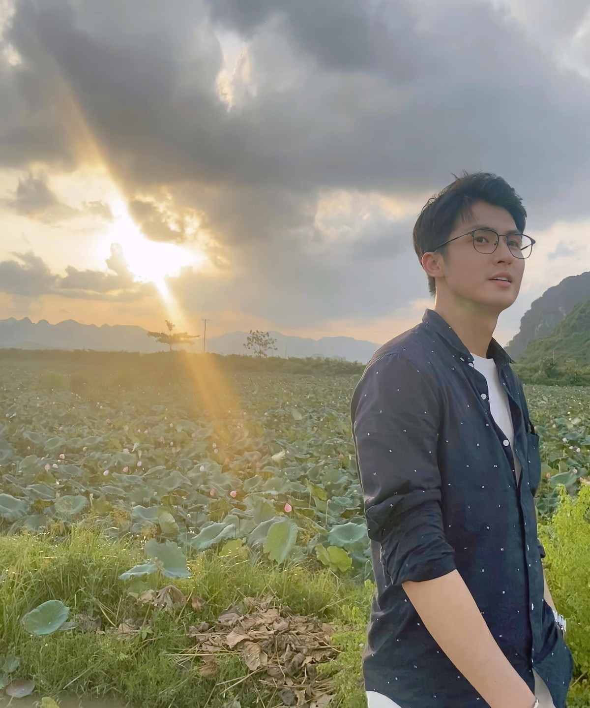 Ngoại hình của anh rất thích hợp với công việc người mẫu.