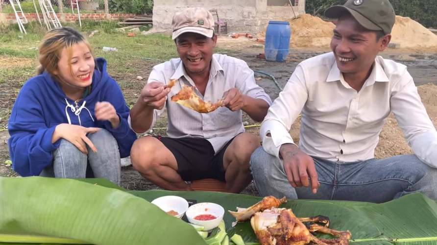 Có thể thấy hiện tại Lộc Fuho đã có trong tay tất cả, từ một mái ấm gia đình hạnh phúc đến của cải nhà cửa, xe ô tô không thiếu thứ gì.