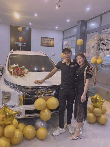 Anh chàng thường xuyên "mở lớp" livestream dạy đóng gạch, trộn vữa thu hút lượng người xem khổng lồ. Ảnh: FBNV